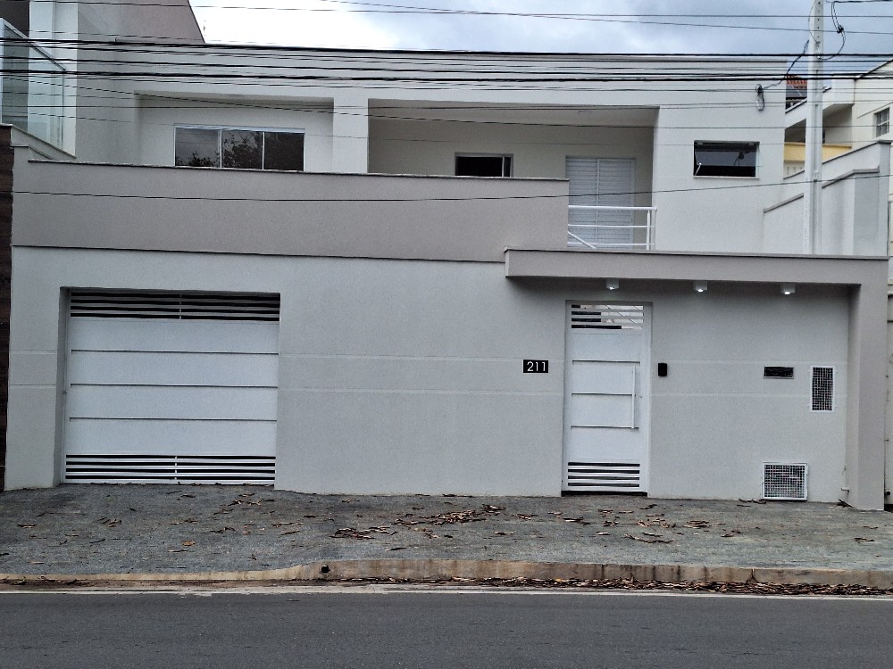 Casa Próximo Centro Amparo/SP.